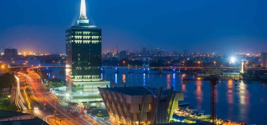 location jet privé City skyline avec tour et pont éclairé
