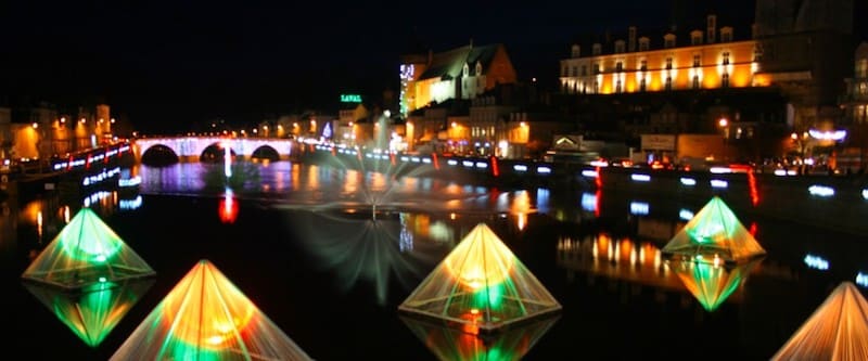 Laval Entrammes : sculptures lumineuses et pont nocturne.