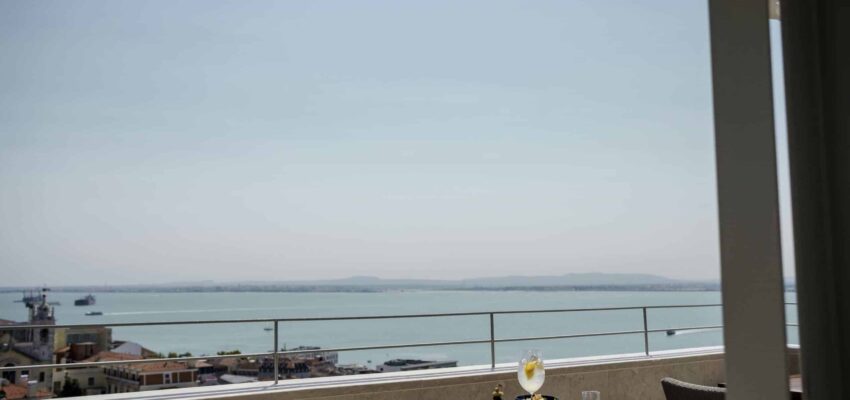 Empuriabrava : vue mer paisible avec boissons.