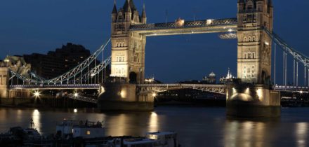 London Bridge éclairé la nuit