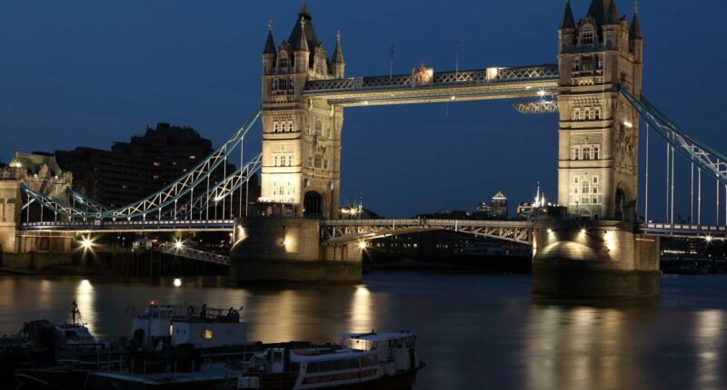 London Bridge éclairé de nuit