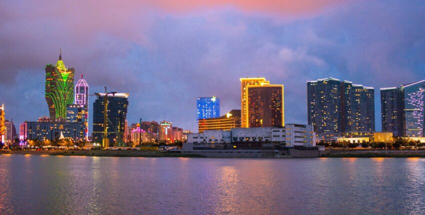 Allure vibrante de l'horizon de Macao avec des reflets néon.