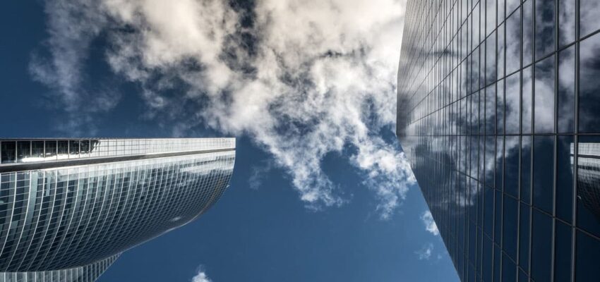 Gratte-ciel modernes contre le ciel bleu (emplacement jet privé).