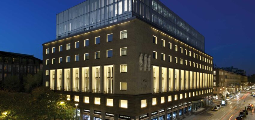 **texte alternatif :** Un bâtiment moderne et éclairé la nuit.