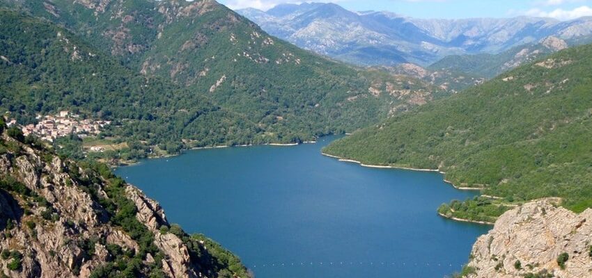 Ajaccio-Napoléon-Bonaparte : lac entre montagnes verdoyantes.