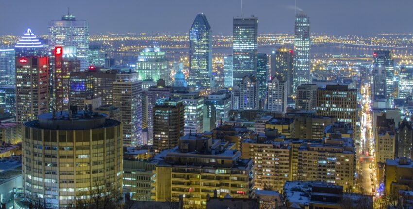 Skyline de Montréal la nuit, bâtiments illuminés, rues illuminées.