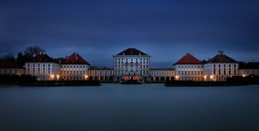 Château de Nymphenburg illuminé, reflet dans l'eau.