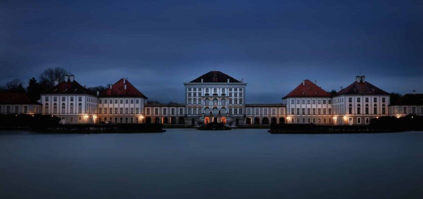 Manoir illuminé au crépuscule, Munich.