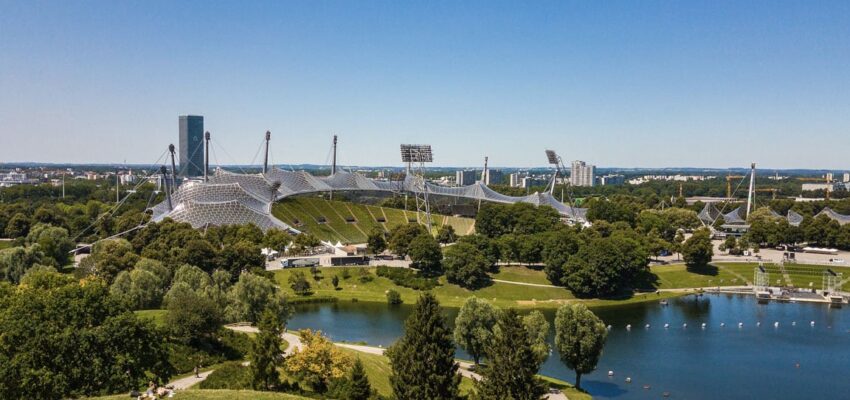 Stade olympique de Munich, verdure, lac, toile de fond urbaine
