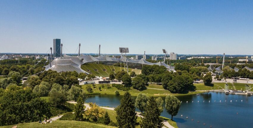 Stade olympique de Munich, verdure, lac, toile de fond urbaine