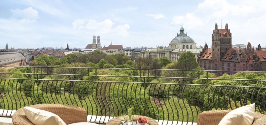 Vue sur ville historique depuis balcon extérieur.