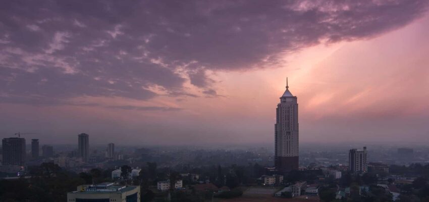 Paysage urbain au crépuscule, grand bâtiment, transition spectaculaire du ciel.