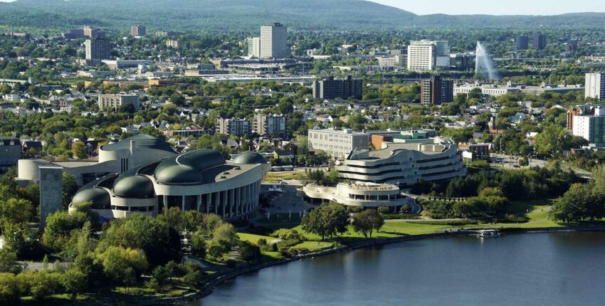 Musée canadien de l'histoire, paysage urbain, collines verdoyantes, rivière.
