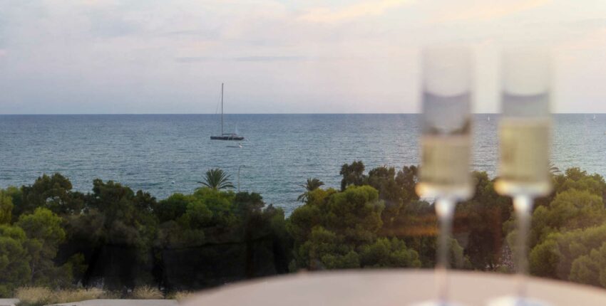 vue océan, deux verres de champagne et voilier
