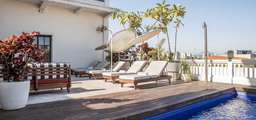 Terrasse sur toit avec chaises longues et petite piscine.