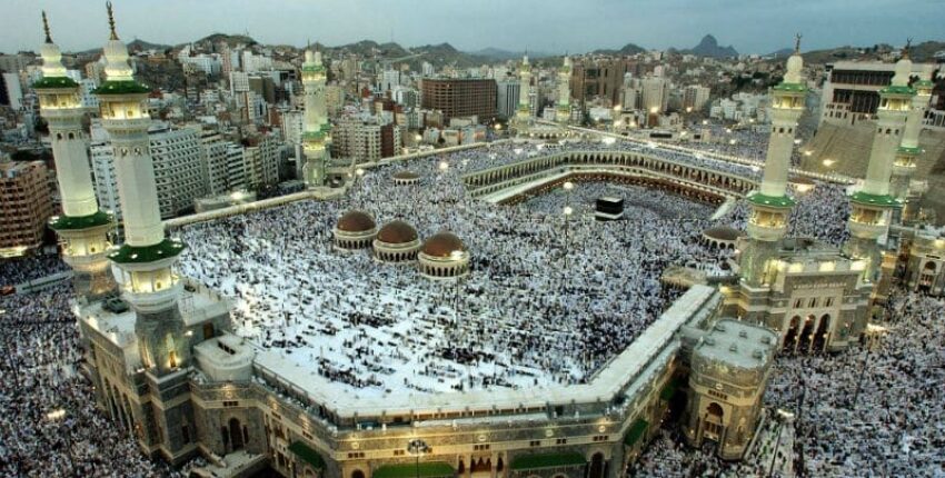 Kaaba Grande Mosquée La Mecque vue aérienne foule minarets.