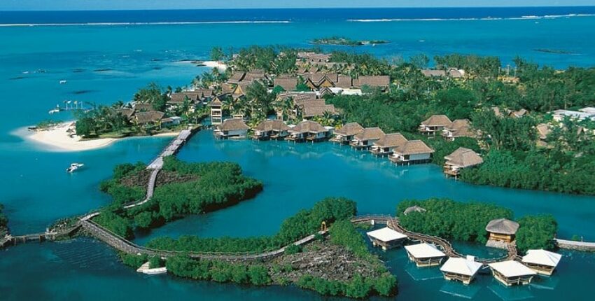 Requêtes célestes : Vue aérienne du complexe insulaire tropical.