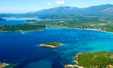 Survol de la Corse : Porto-Vecchio vue aérienne.