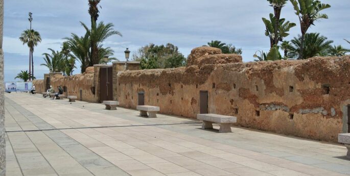 Mur historique avec palmiers à Rabat