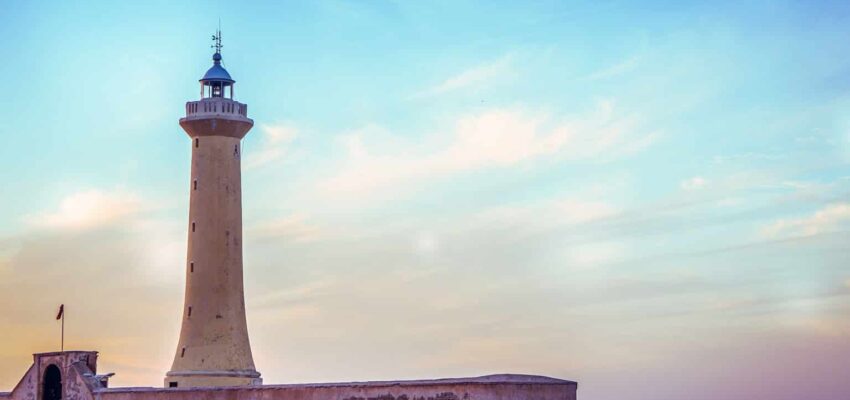 phare bord de l'océan ciel coloré coucher de soleil