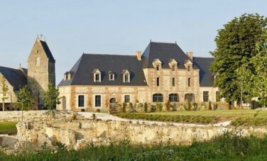 Domaine de Ravenoville : historique, pierres, arcs, verdure.