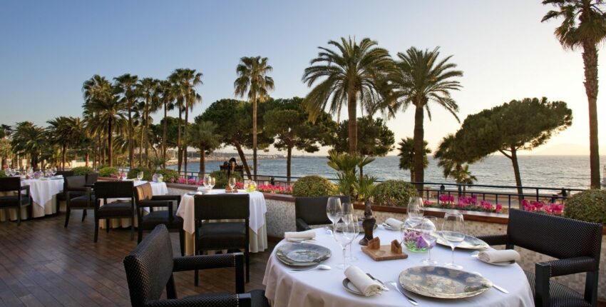 Cannes Mandelieu : Restaurant en bord de mer au coucher du soleil