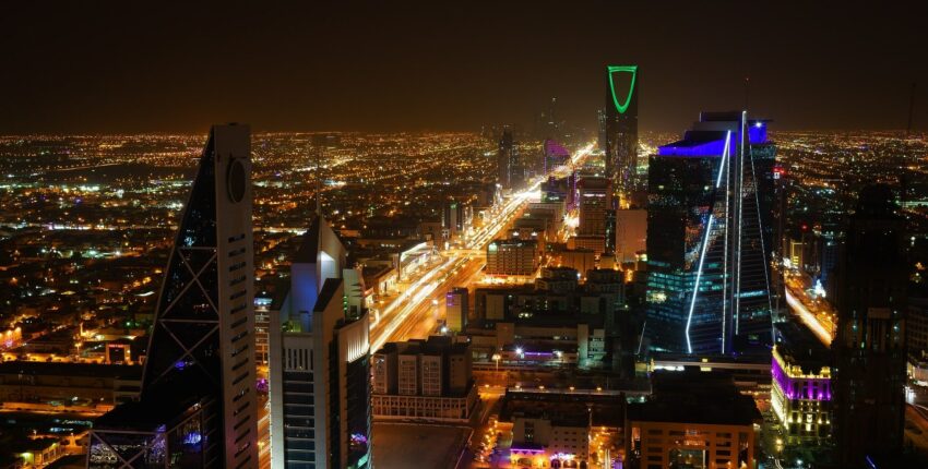 location de jet privé - Vue aérienne nocturne Riyad illuminée.