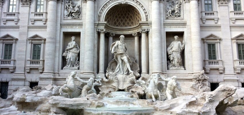 Fontaine de Trevi, Rome : statues et eau.