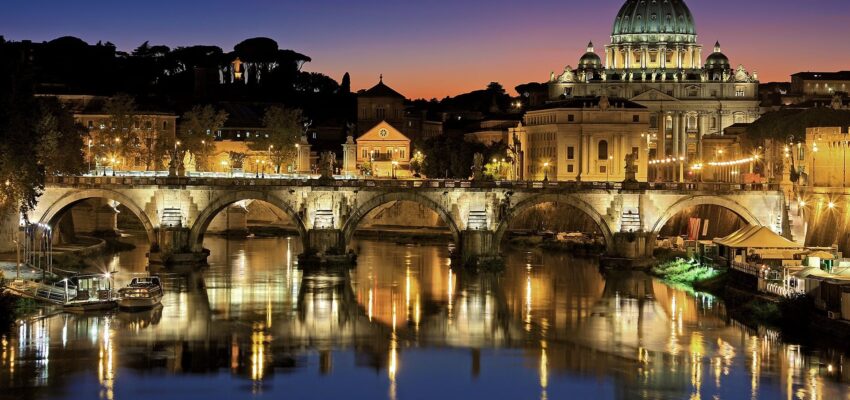 Vue nocturne pont éclairé sur rivière à Rome.