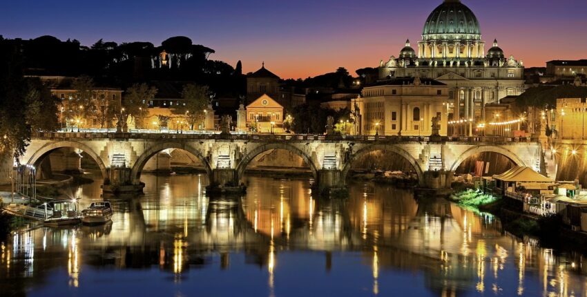 Vue nocturne pont éclairé sur rivière à Rome.