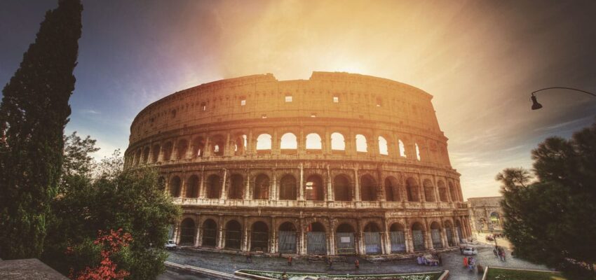 Colisée de Rome au coucher du soleil, beauté italique classique.