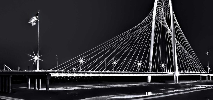 Emplacement de jet privé : pont éclairé avec drapeau américain.