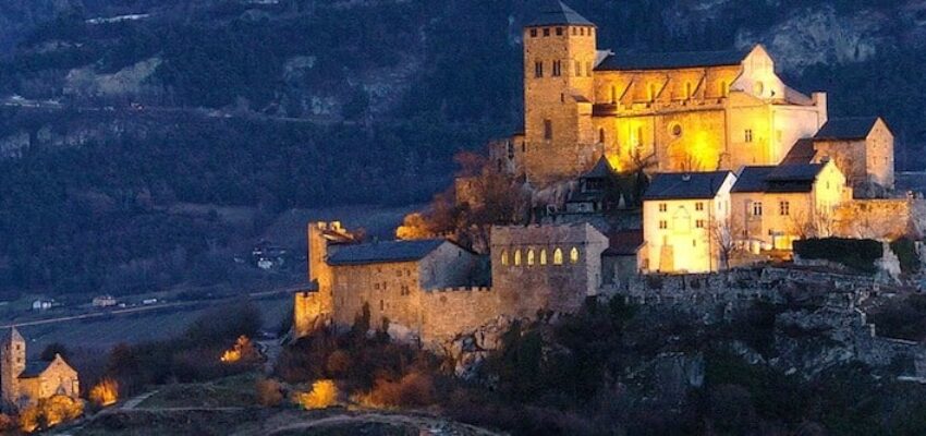 Château médiéval sur une colline au crépuscule, Sion.