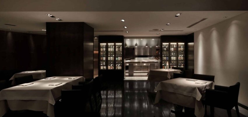 Restaurant élégant, éclairage tamisé, design minimaliste.