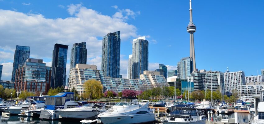 Skyline Toronto : Tour CN, marina, gratte-ciels par beau temps.