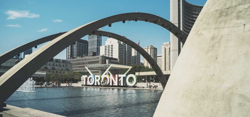 Nathan Phillips Square à Toronto, fontaine et skyline.