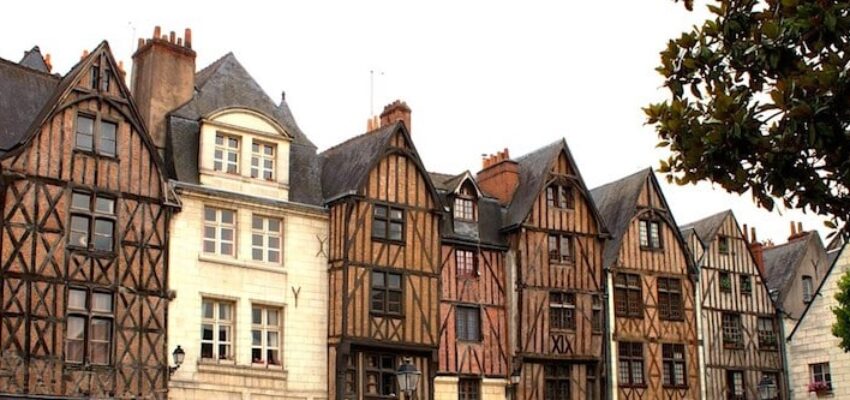 **Tours Val-de-Loire : Maisons à colombages historiques sous ciel nuageux.**