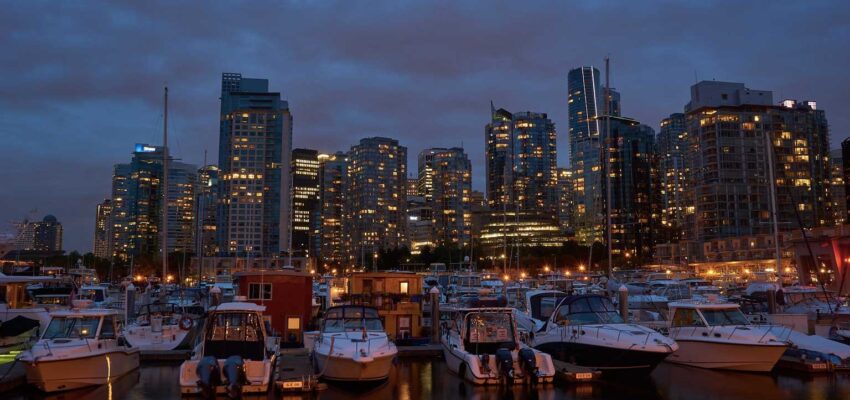Gratte-ciel de Marina Blue Hour City illuminés par des lumières.