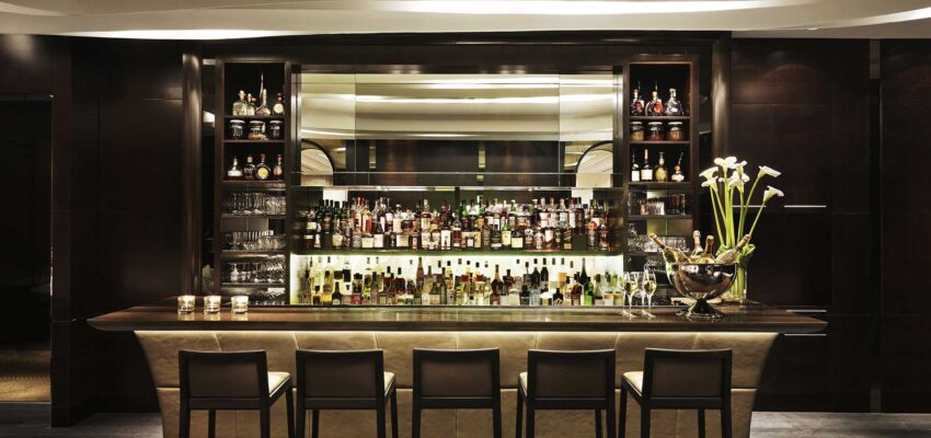 bar moderne, comptoir fleuri et lumières élégantes