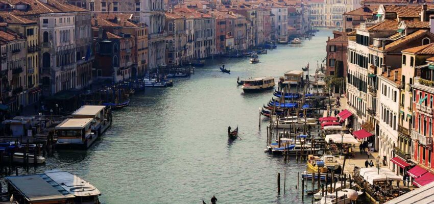 Grand Canal de Venise, gondoles et bâtiments historiques.