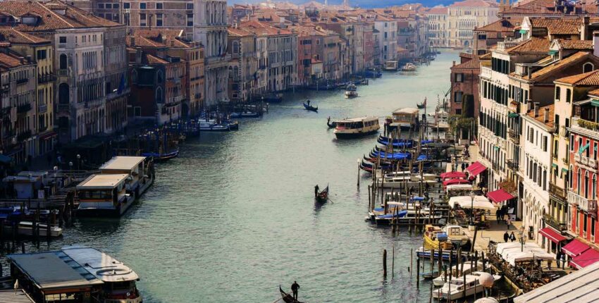 Grand Canal de Venise, gondoles et bâtiments historiques.