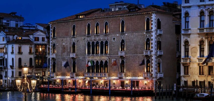 Grand Canal, Venise : bâtiment historique éclairé de nuit.