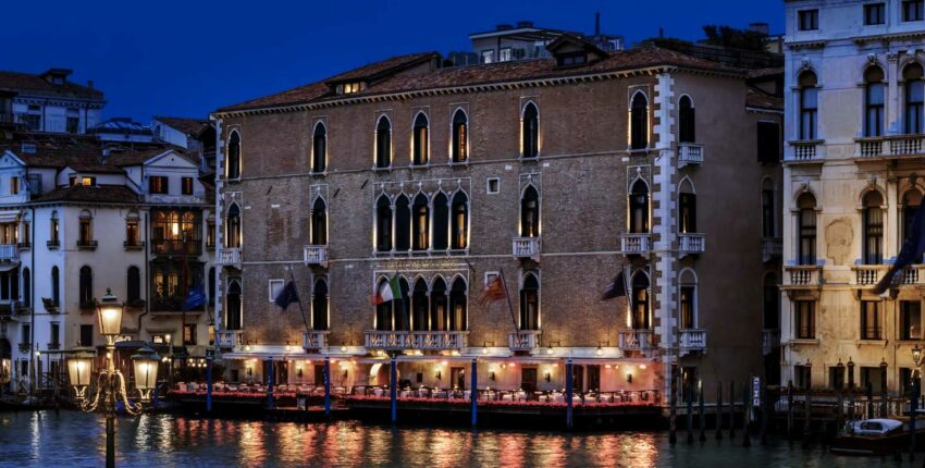Grand Canal, Venise : bâtiment historique éclairé de nuit.
