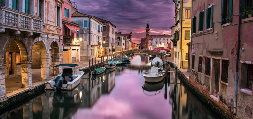Location jet privé : canal paisible en Italie au crépuscule.