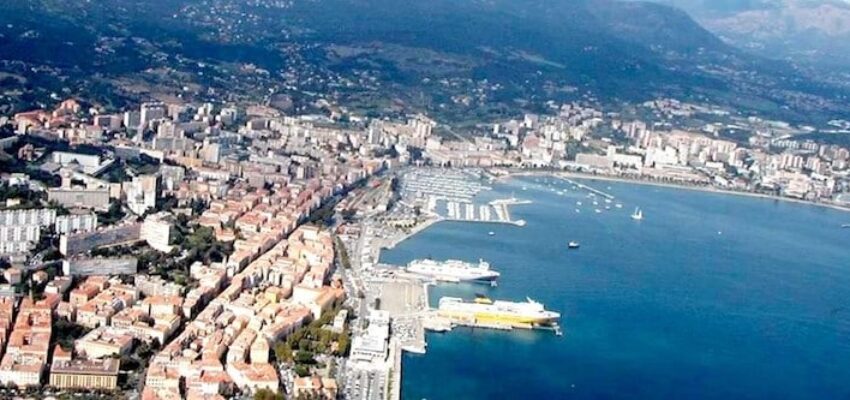 Paris-Ajaccio : vue aérienne de la ville côtière.