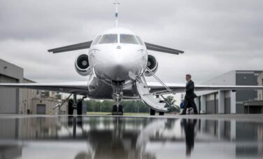 location jet privé : Homme en costume près d'un jet privé.