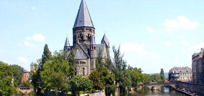 <p>Metz Nancy Lorraine : Église historique près de la rivière</p>