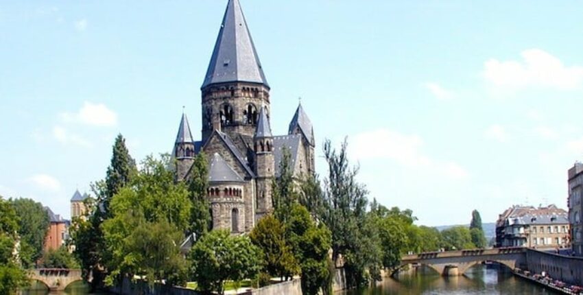 <p>Metz Nancy Lorraine : Église historique près de la rivière</p>