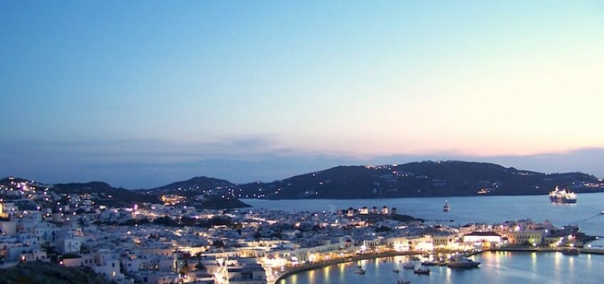 où partir en vacances en Europe : vue nocturne d'une ville côtière.
