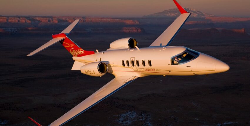 location jet privé : LEARJET 40 XR survolant un paysage.